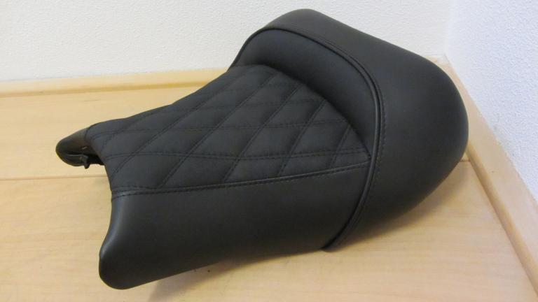 GSX dragseat buddy is voorzien van rugsteuntje en antislip skai met diamondstitch