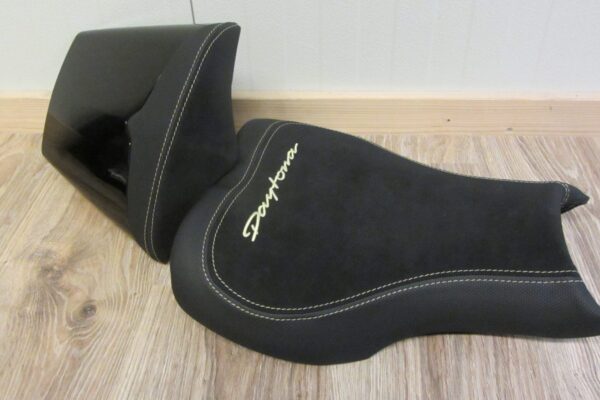 Buddyseat Triumph Daytona opnieuw bekleed Alcantara