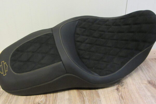 Zadel Harley-Davidson Streetglide leer en alcantara diamond stitch