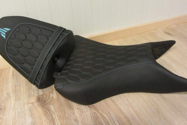 Zadel Yamaha MT09 aangepast in comfort en opnieuw gestoffeerd