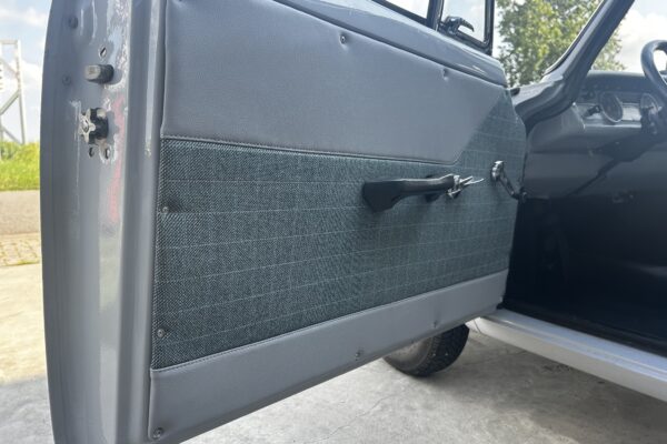 Deurpanelen BMW 700 opnieuw bekleed